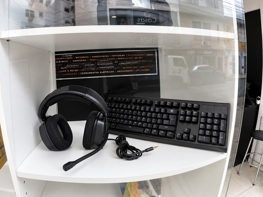 Headset e teclado na vitrine