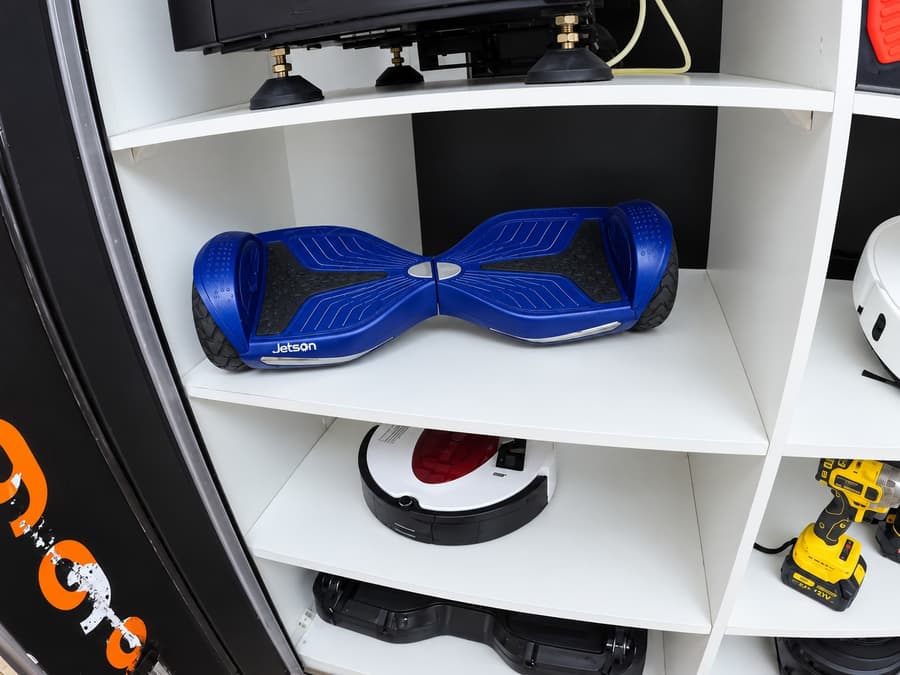 Hoverboard e robô aspirador na vitrine